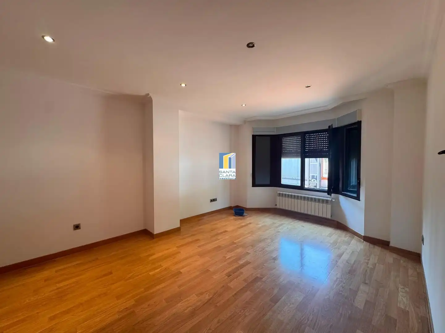 Sala d'estar de Casa adosada en venda en Zamora Capital  amb Calefacció, Jardí privat i Parquet