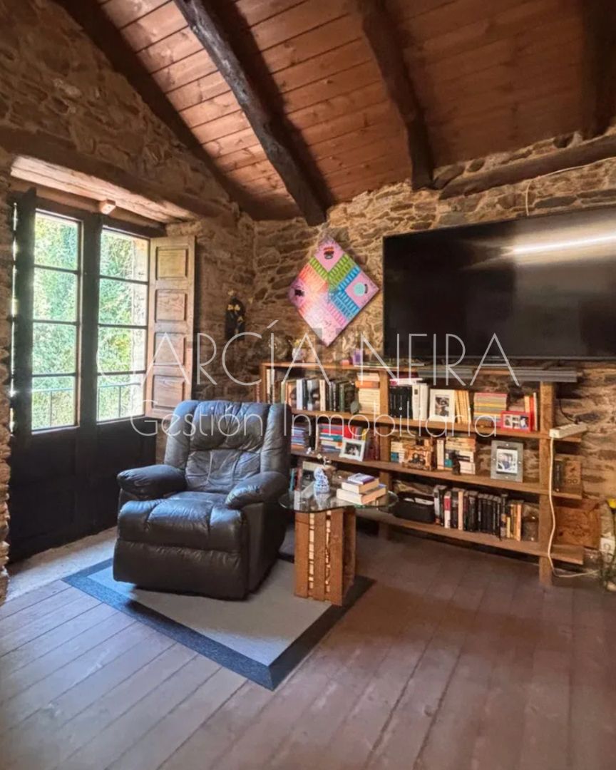 Sala d'estar de Finca rústica en venda en Baralla amb Jardí privat, Parquet i Moblat