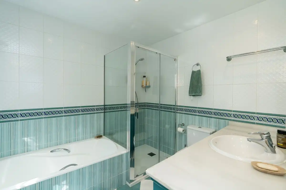 Badezimmer von Einfamilien-Reihenhaus zum Verkauf in Marbella mit Terrasse