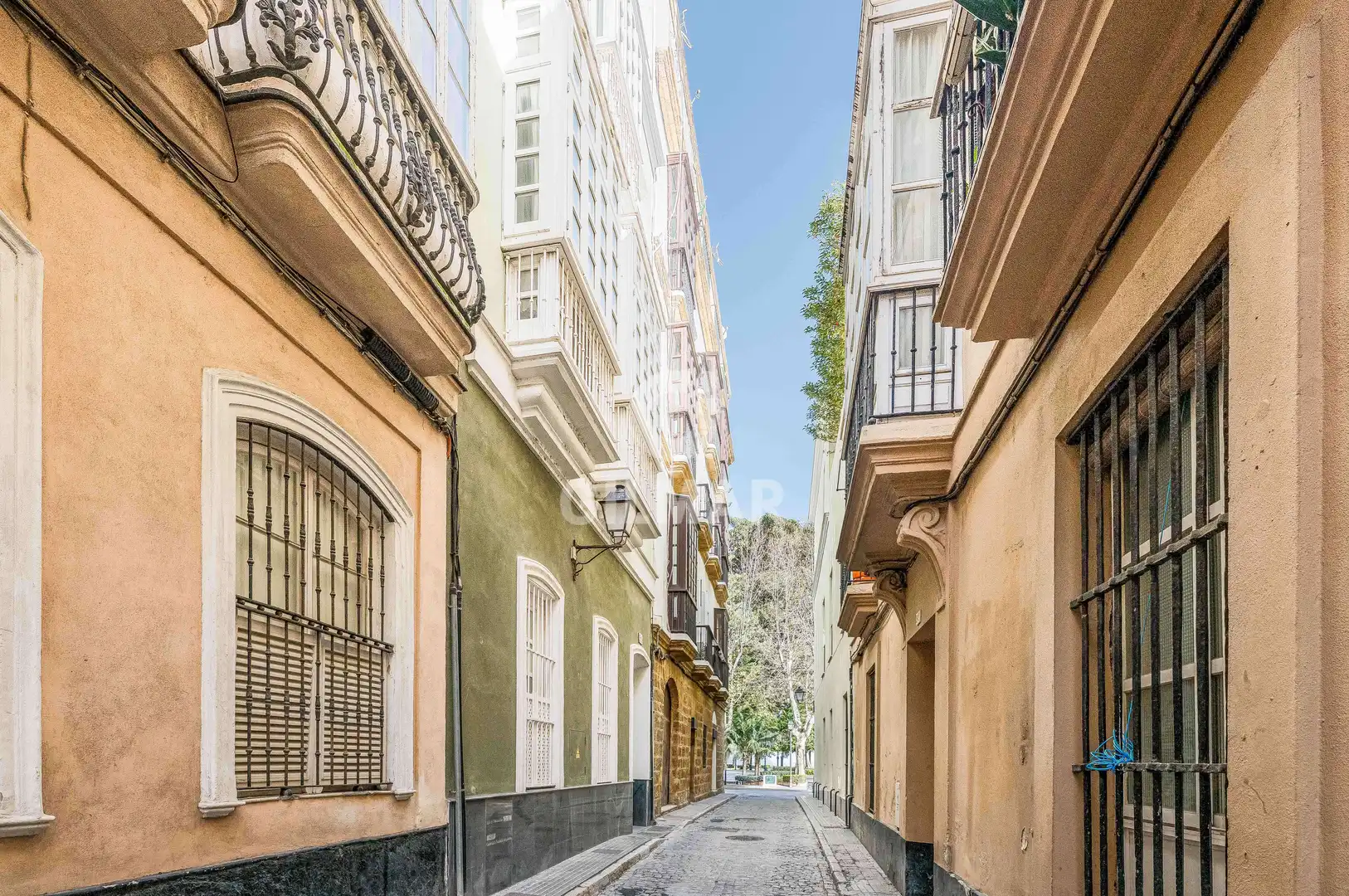 Vista exterior de Dúplex en venda en Cádiz amb Calefacció i Traster