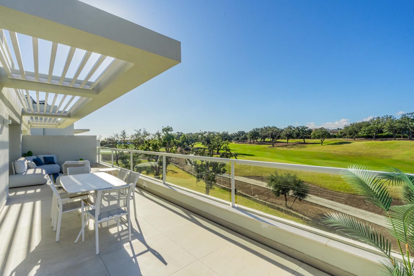 Terrasse von Wohnungen zum verkauf in Sotogrande mit Klimaanlage, Heizung und Privatgarten