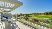 Terrasse von Wohnungen zum verkauf in Sotogrande mit Klimaanlage, Heizung und Privatgarten