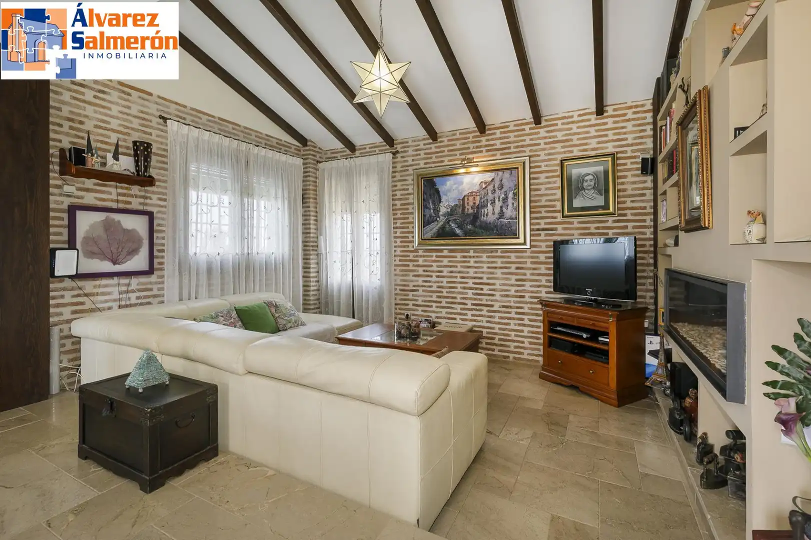 Sala de estar de Casa o chalet en venta en La Zubia con Aire acondicionado, Calefacción y Jardín privado