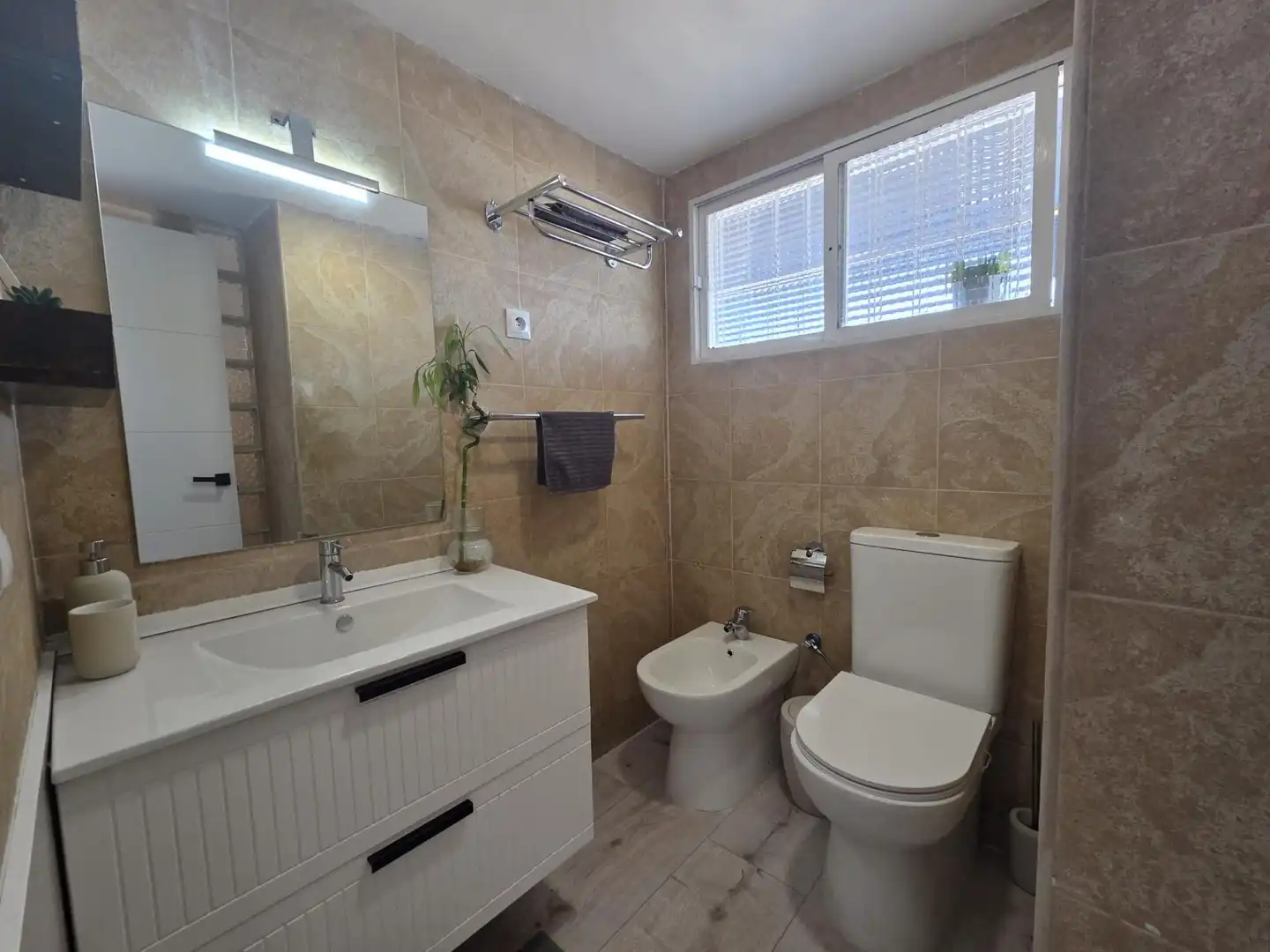 Baño de Piso de alquiler en Benalmádena con Terraza y Piscina comunitaria