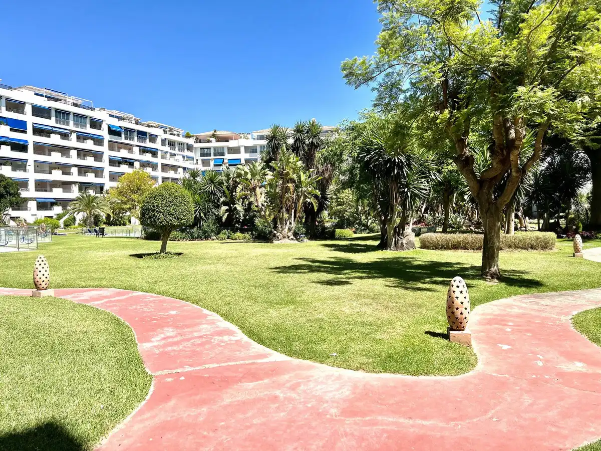 Jardín de Dúplex de alquiler en Estepona con Aire acondicionado, Terraza y Trastero