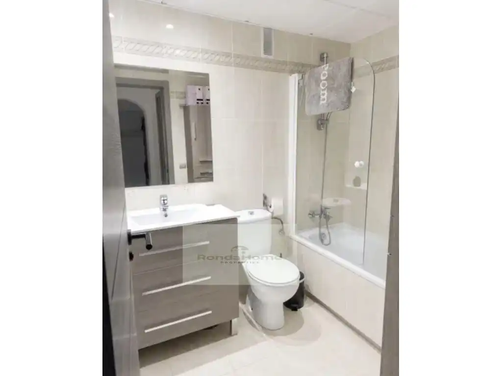 Bathroom of Flat for rent in Benahavís