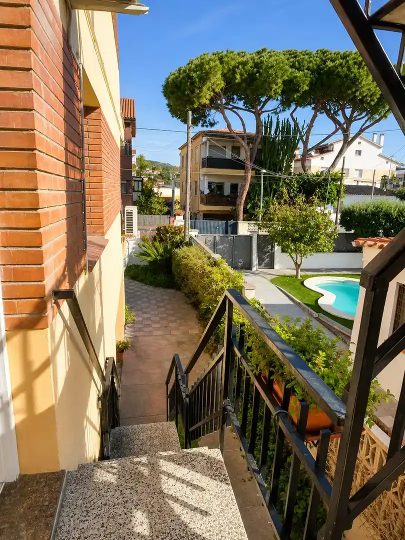 Vista exterior de Pis en venda en Castelldefels amb Aire condicionat, Jardí privat i Parquet