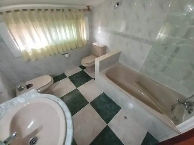 Bany de Casa o xalet en venda en Cerdanyola del Vallès amb Calefacció, Terrassa i Balcó
