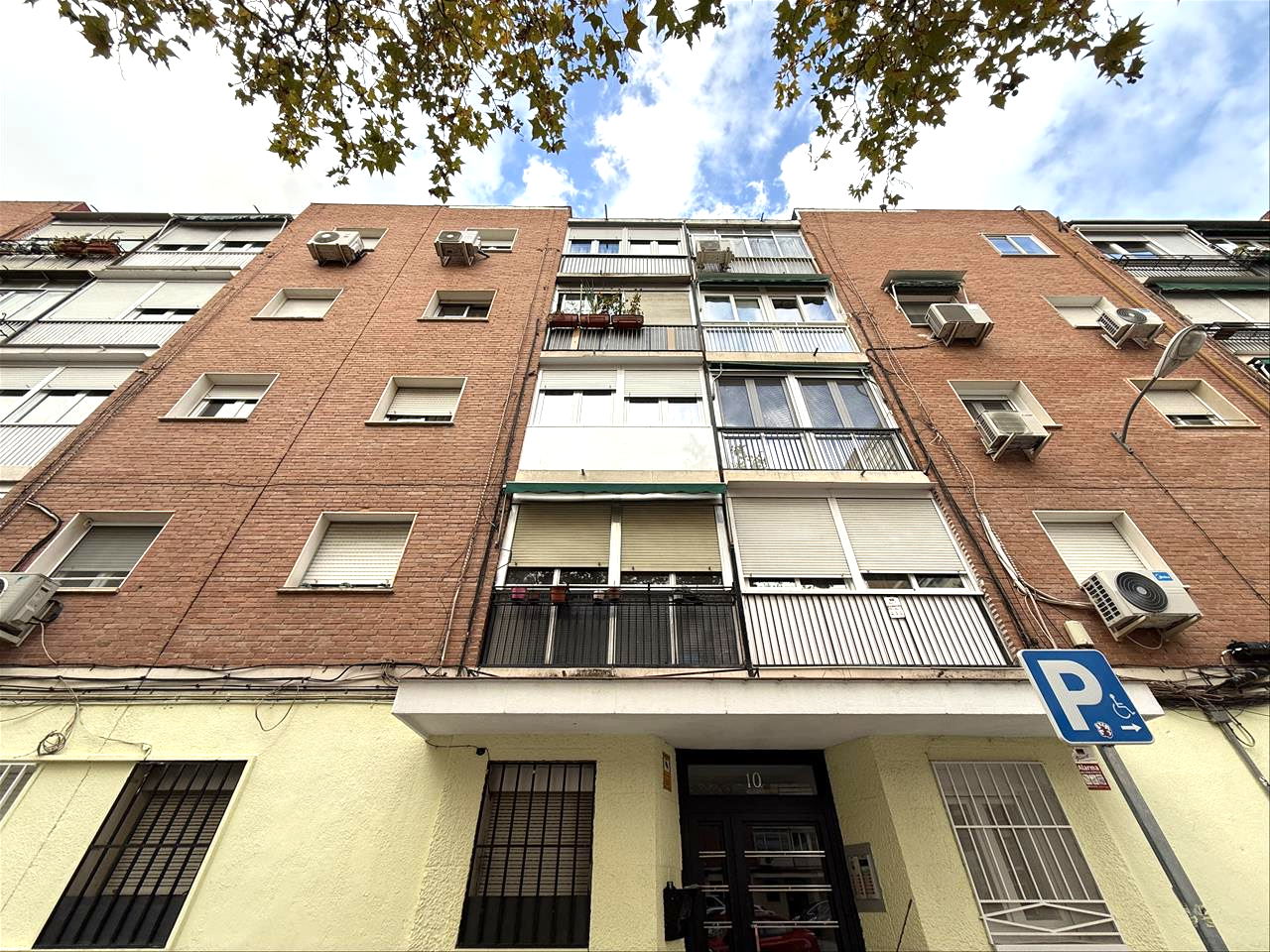 Exterior view of Premises for sale in  Madrid Capital