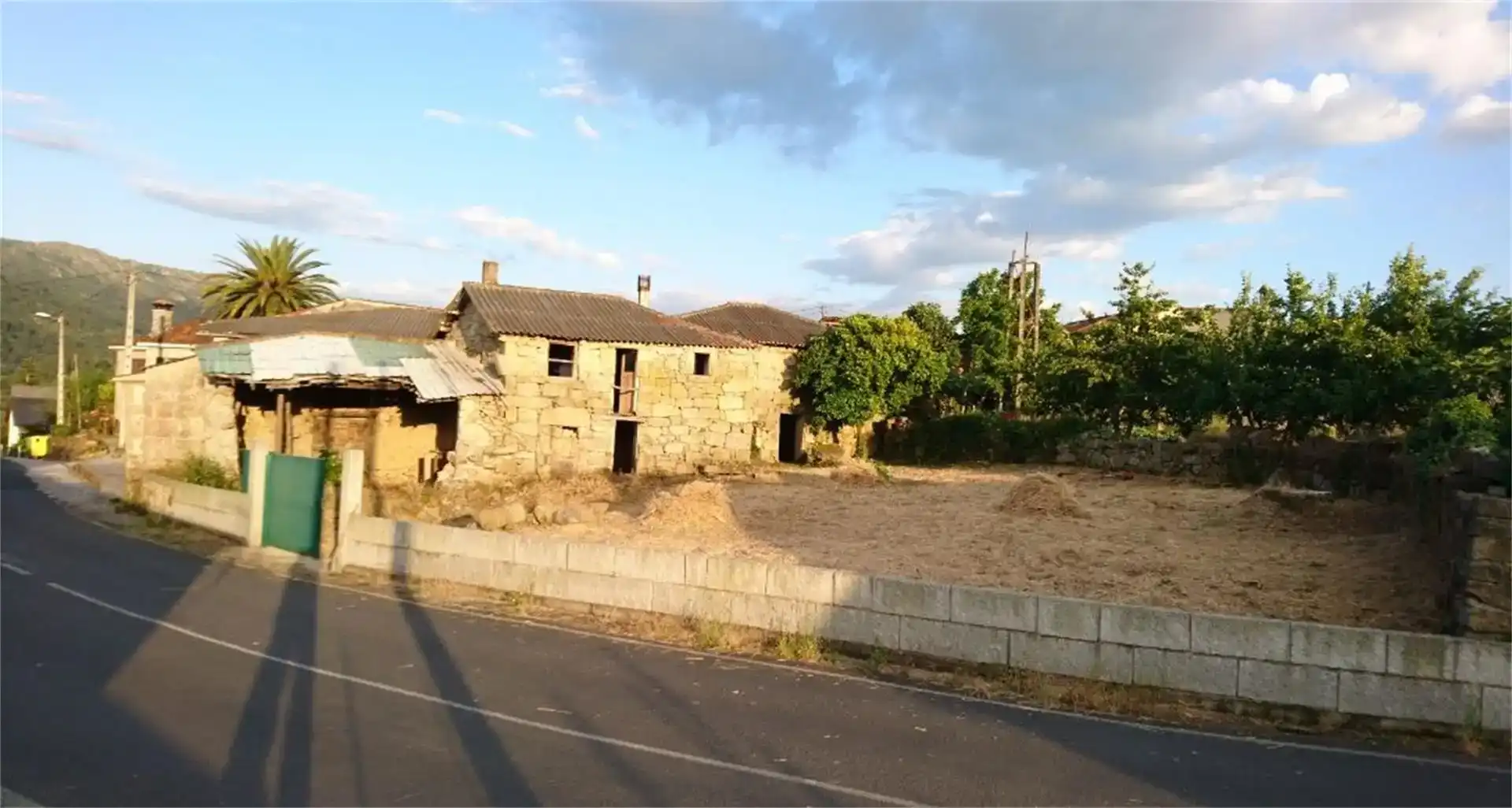Flat for sale in Coles  with Private garden and Balcony