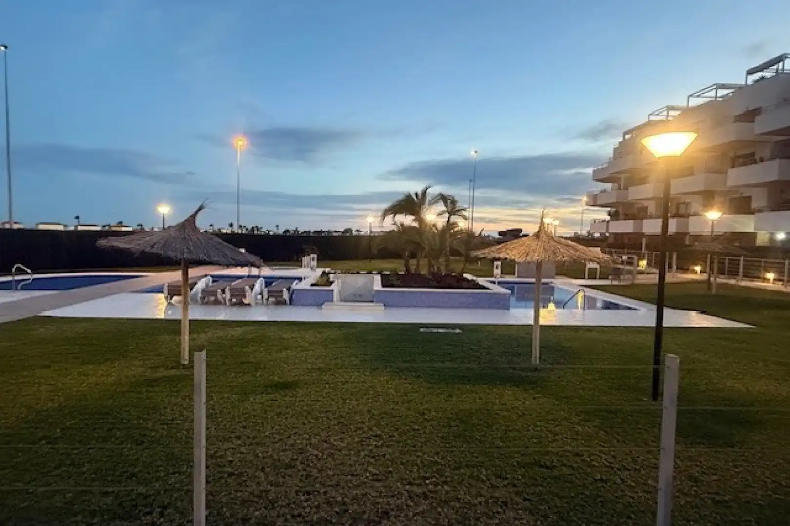 Piscina de Ático en venta en Orihuela con Aire acondicionado, Calefacción y Jardín privado