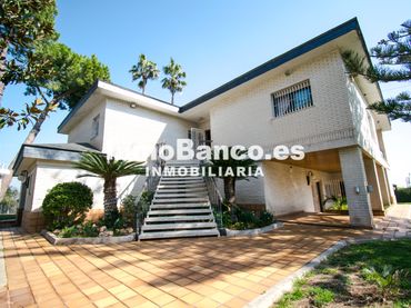 Villa con piscina in vendita a Avenida Buenos Aires 259