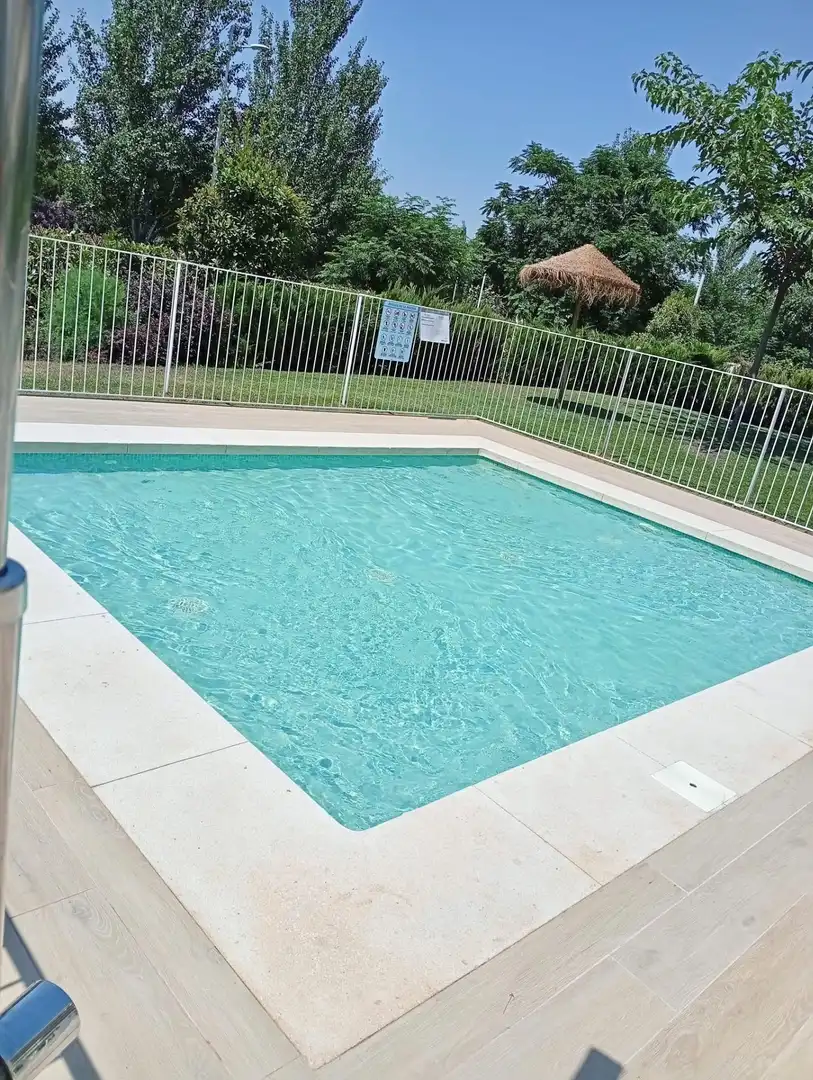 Piscina de Pis de lloguer en Granada amb Aire condicionat, Calefacció i Parquet