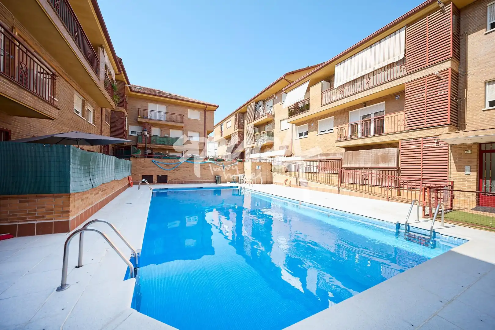 Piscina de Piso en venta en Galapagar con Calefacción, Terraza y Trastero