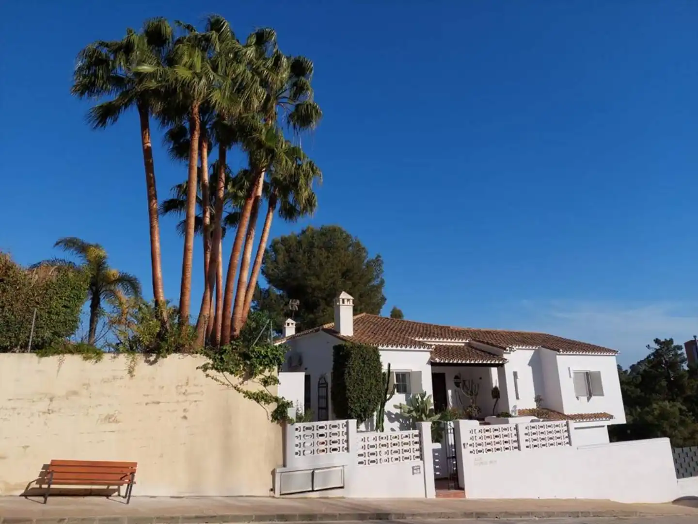 Vista exterior de Casa o xalet de lloguer en Marbella amb Terrassa