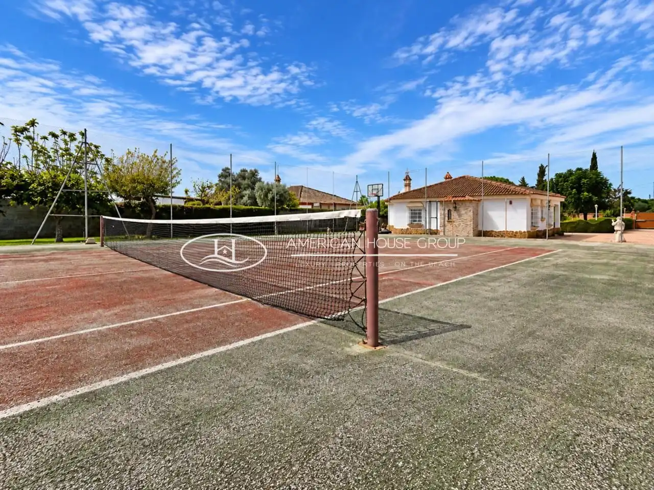 Vista exterior de Casa o xalet en venda en Chiclana de la Frontera amb Aire condicionat, Jardí privat i Traster