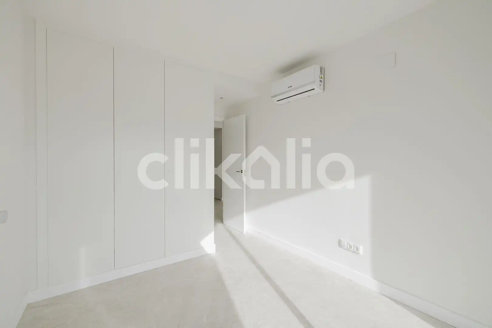 Schlafzimmer von Wohnung zum Verkauf in Marbella mit Klimaanlage, Privatgarten und Terrasse