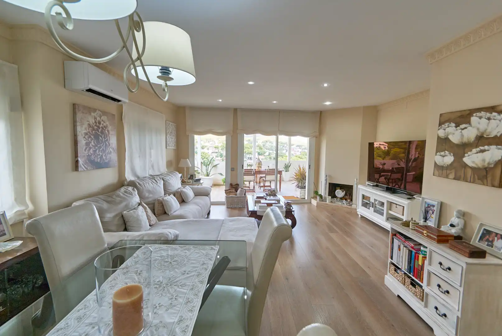 Living room of Houses for sale in Castelldefels  with Air Conditioner, Heating and Private garden