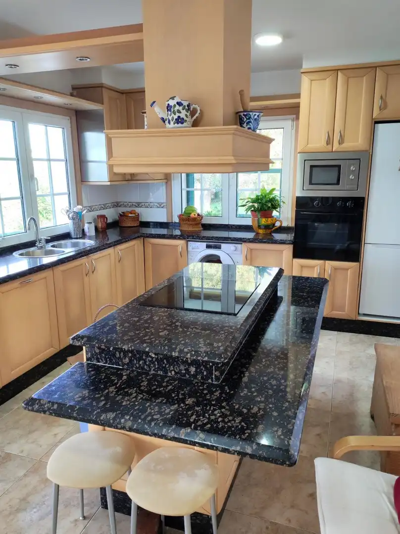 Cocina de Casa o chalet en venta en Bergondo con Calefacción, Jardín privado y Parquet