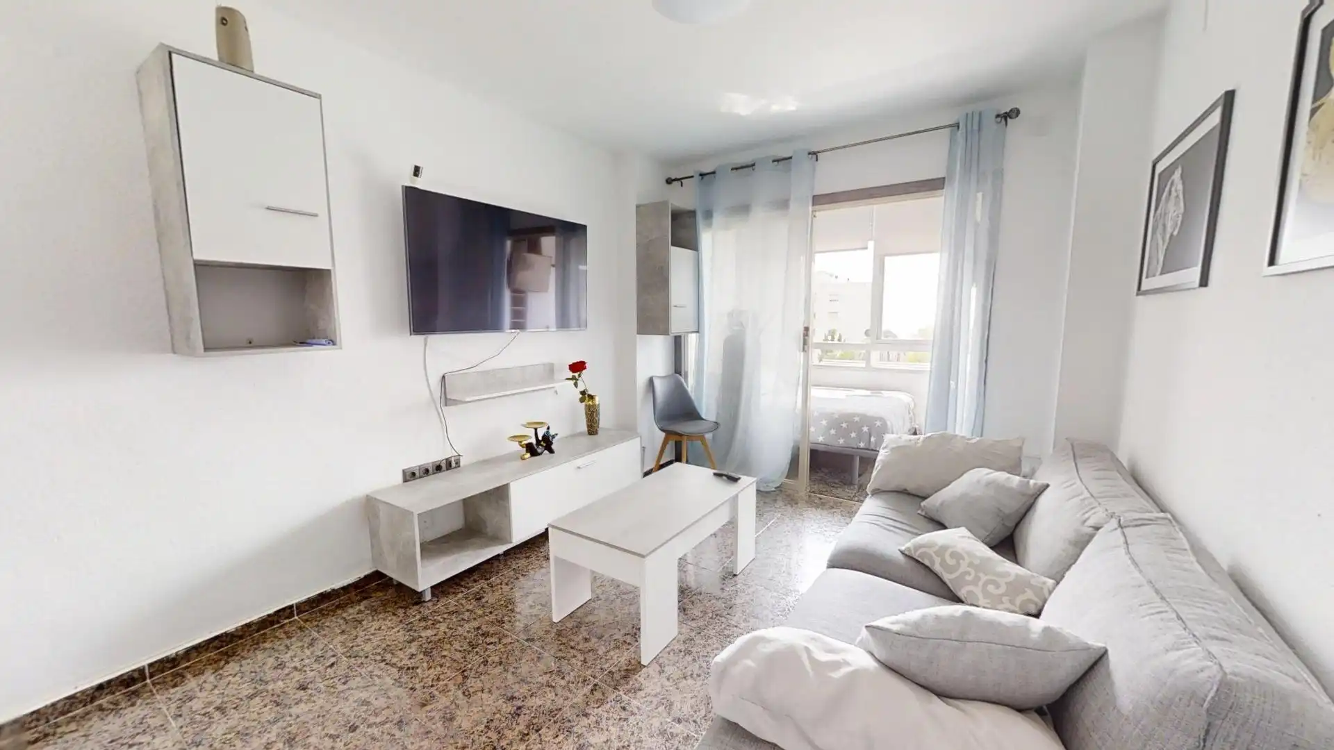Sala de estar de Estudio de alquiler en Benalmádena con Amueblado, Balcón y Piscina comunitaria