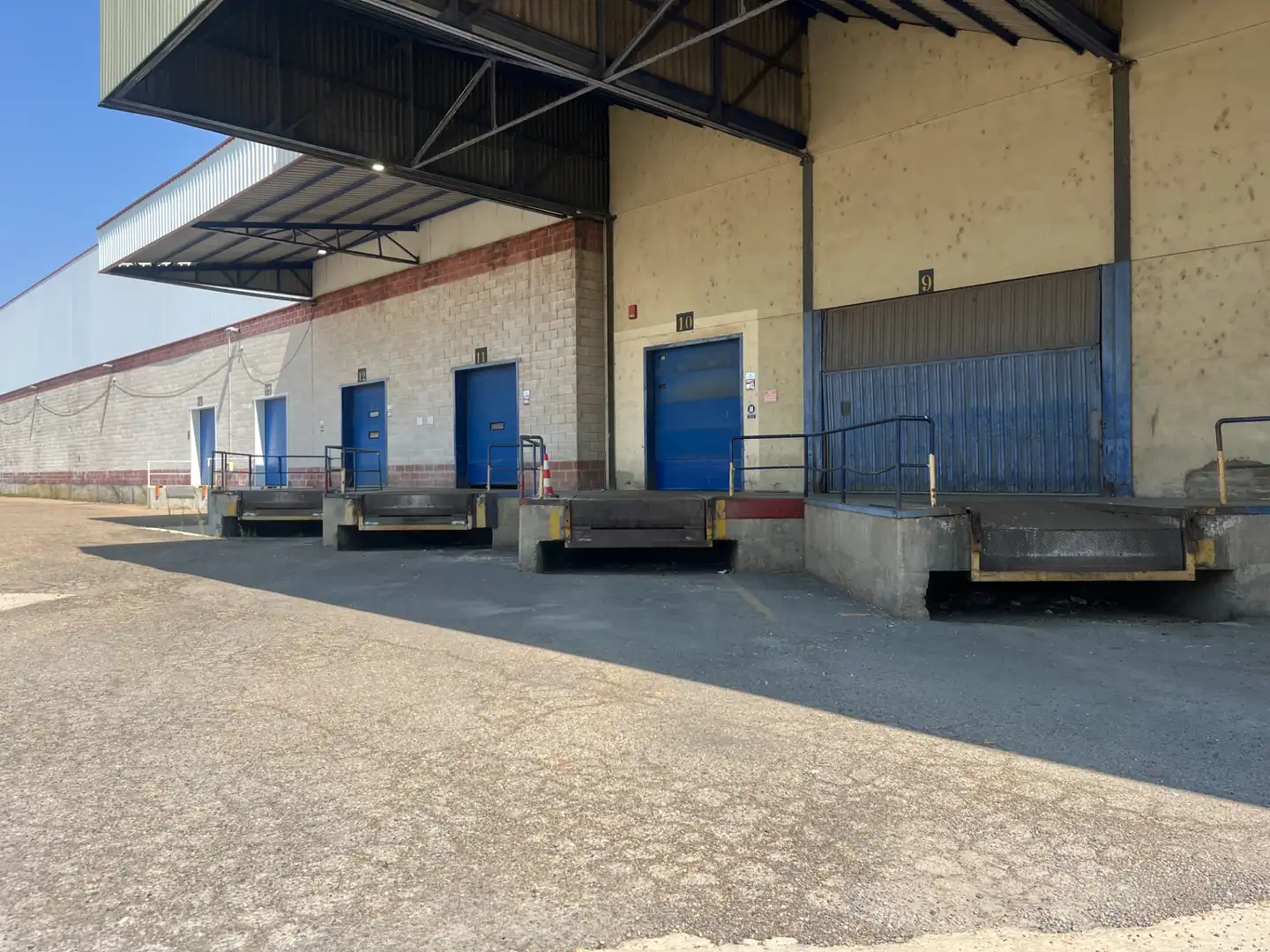 Aparcament de Nau industrial de lloguer en Santovenia de la Valdoncina amb Calefacció i Alarma