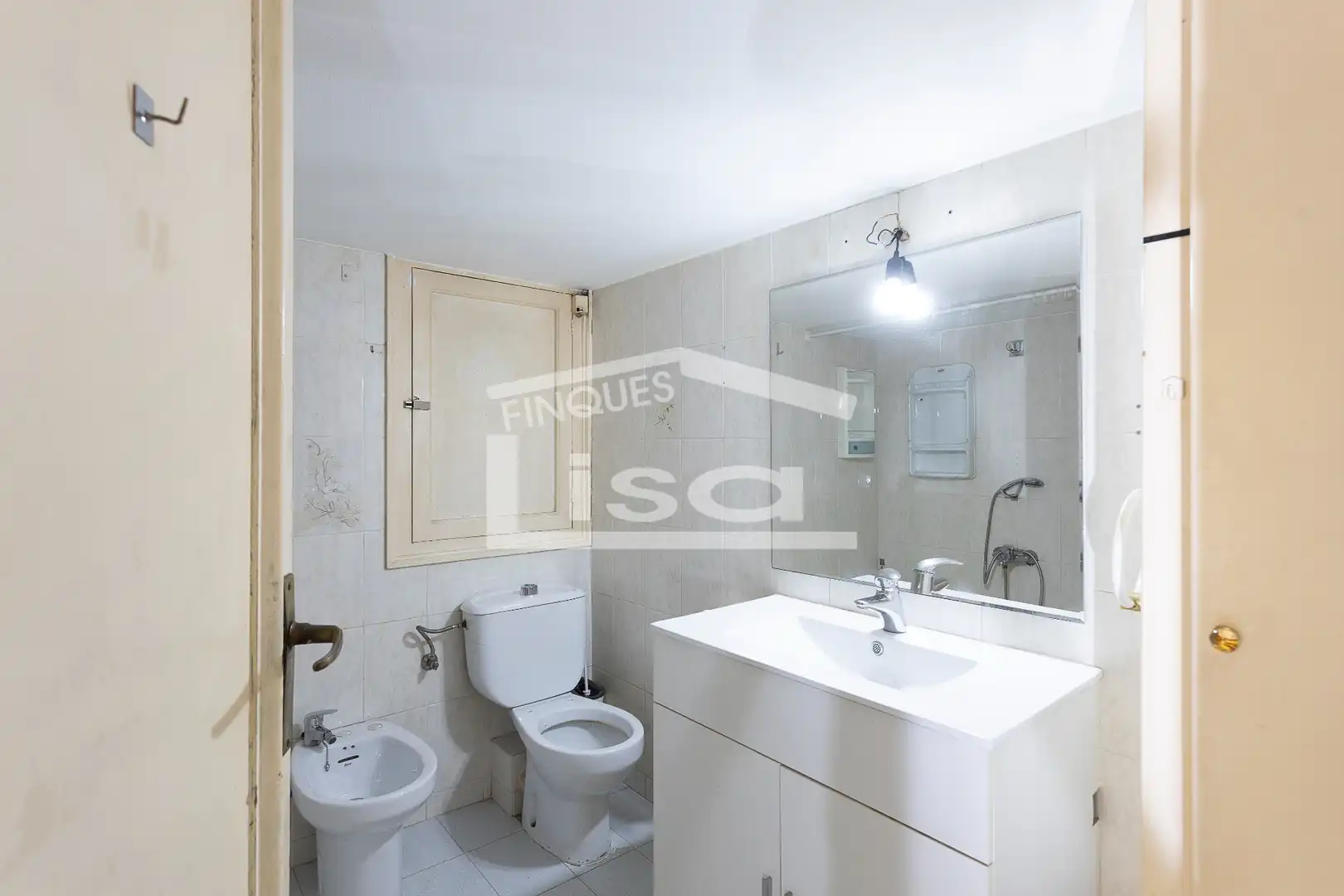 Baño de Piso en venta en Barcelona con Calefacción, Trastero y Balcón