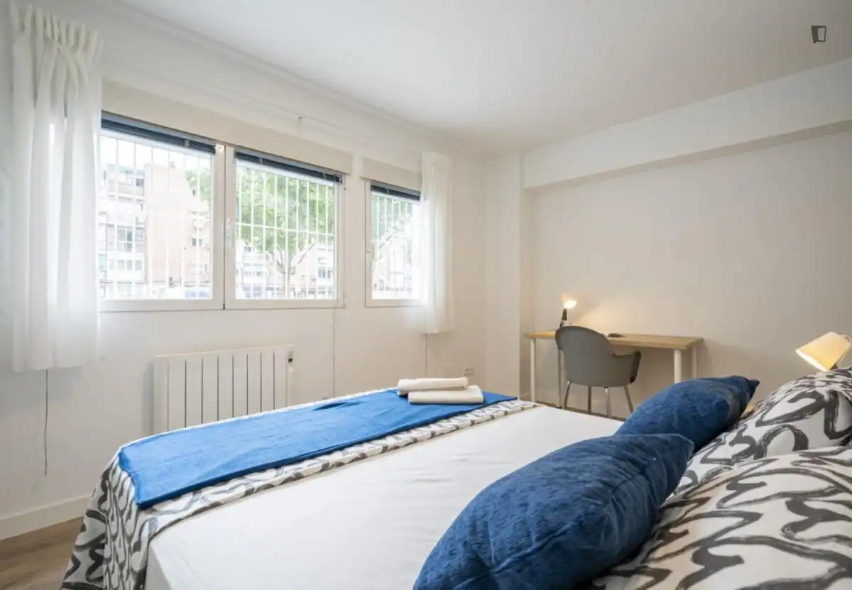 Dormitori de Apartament de lloguer en Madrid amb Calefacció, Moblat i Forn