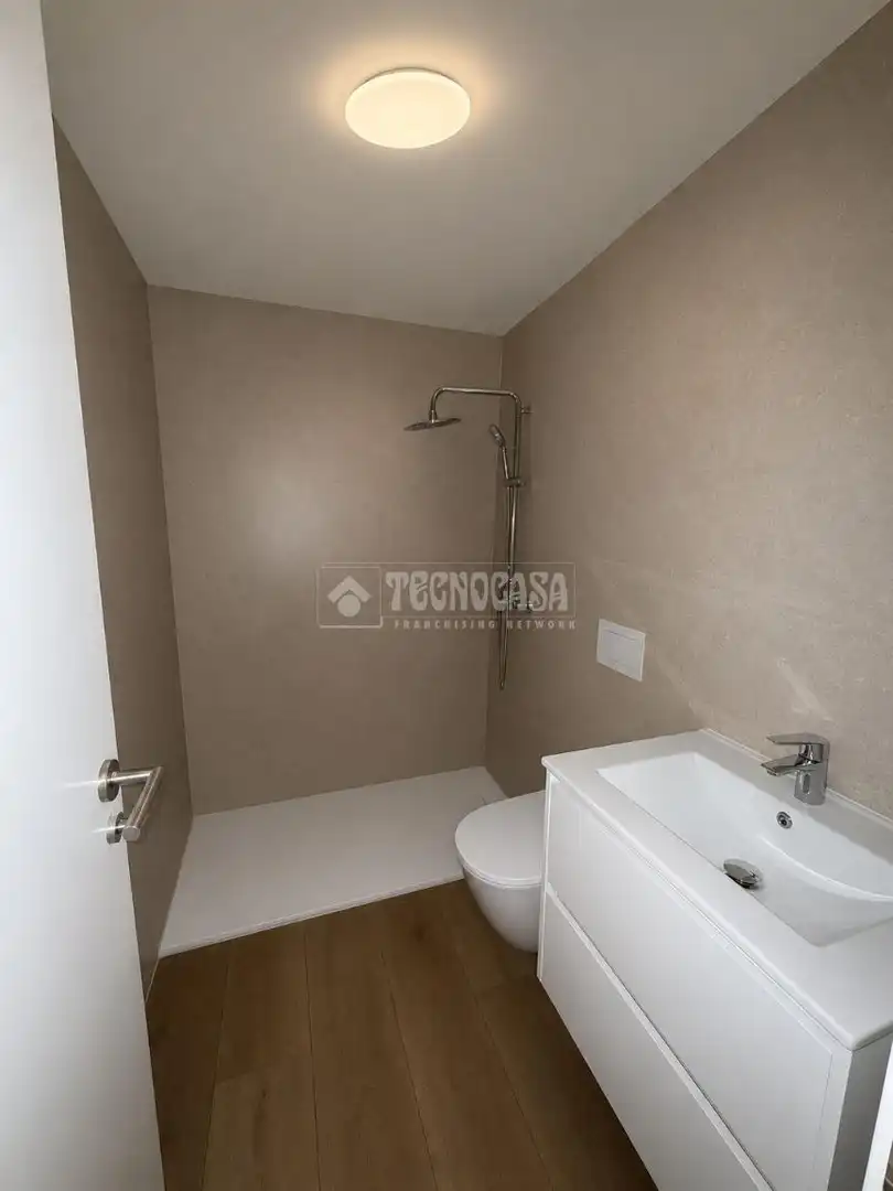 Baño de Piso de alquiler en Camas con Terraza y Trastero