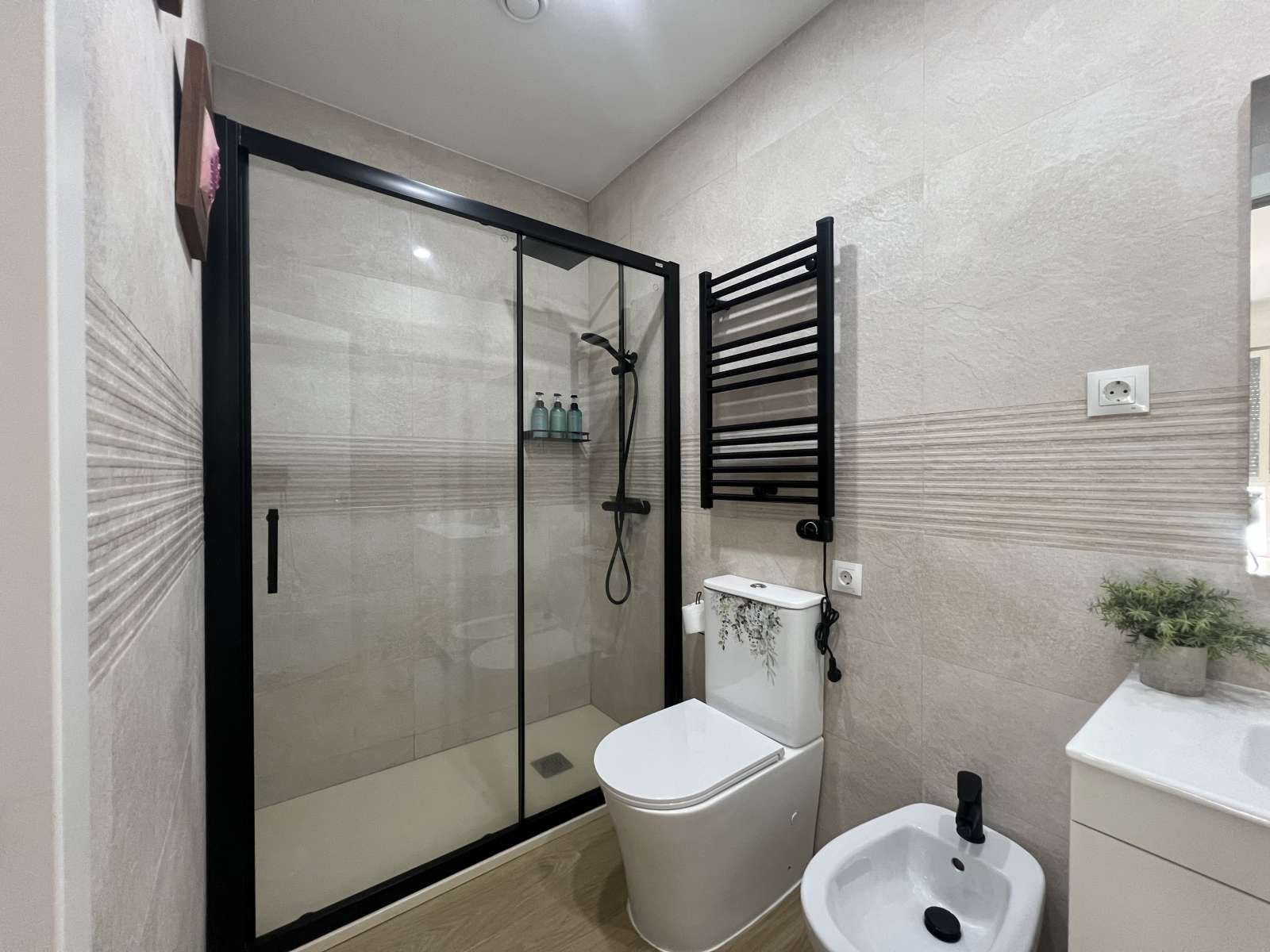 Bathroom of Study to share in Leganés  with Air Conditioner and Terrace