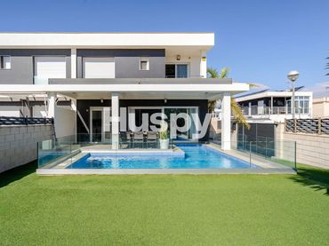 Casa pareada con balcón en venta en Calle Malta