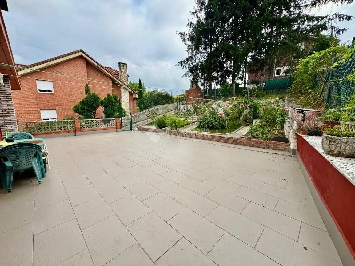 Terrassa de Casa o xalet en venda en El Astillero   amb Calefacció, Parquet i Terrassa
