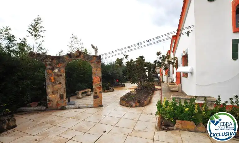 Terrasse von Einfamilien-Reihenhaus zum Verkauf in Roses mit Heizung