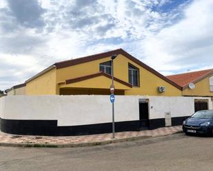 Vista exterior de Casa adosada en venda en Cobisa amb Aire condicionat