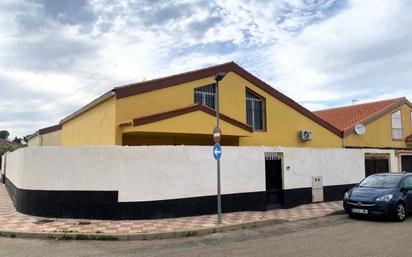 Vista exterior de Casa adosada en venda en Cobisa amb Aire condicionat