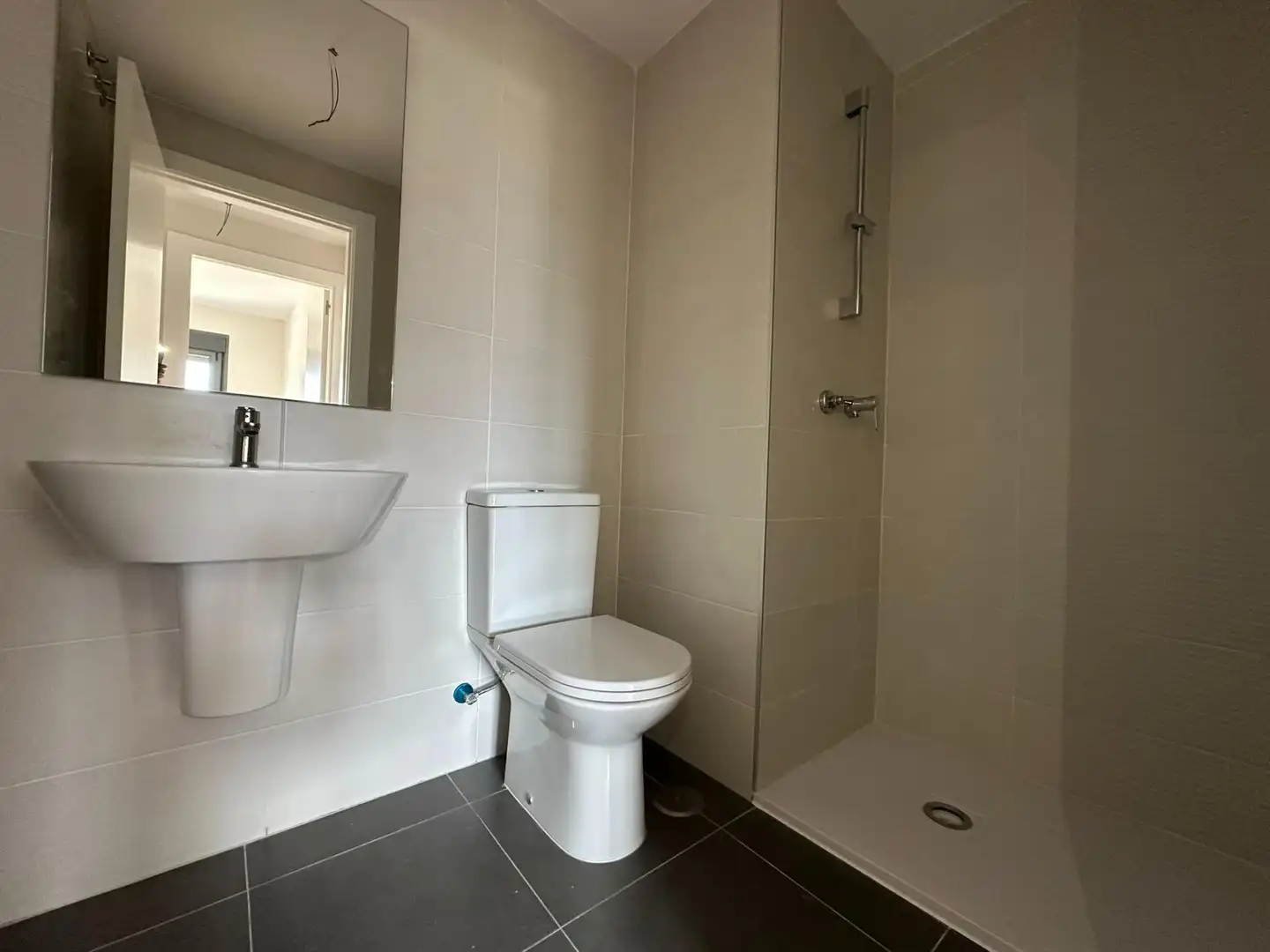 Baño de Piso de alquiler en Mijas con Aire acondicionado, Calefacción y Jardín privado
