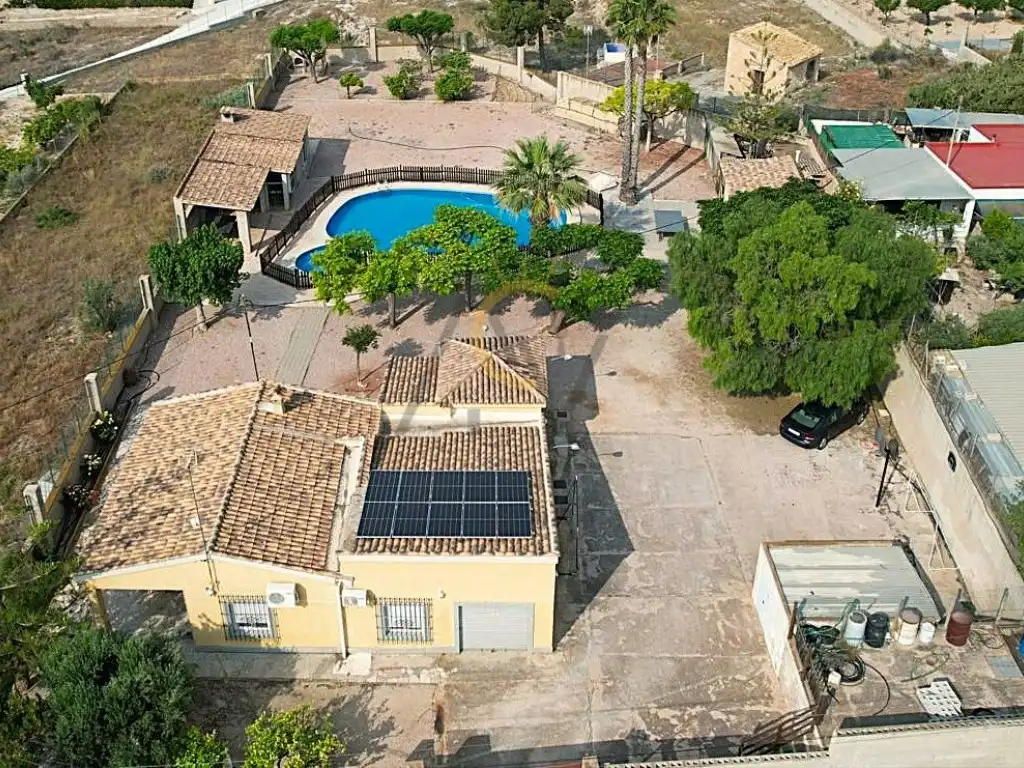 Chalet con piscina en venta en La Romana