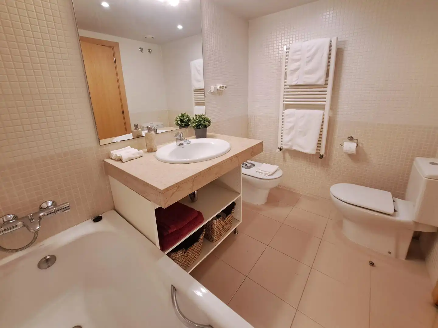 Badezimmer von Wohnungen zur Miete in Girona mit Klimaanlage, Heizung und Abstellraum