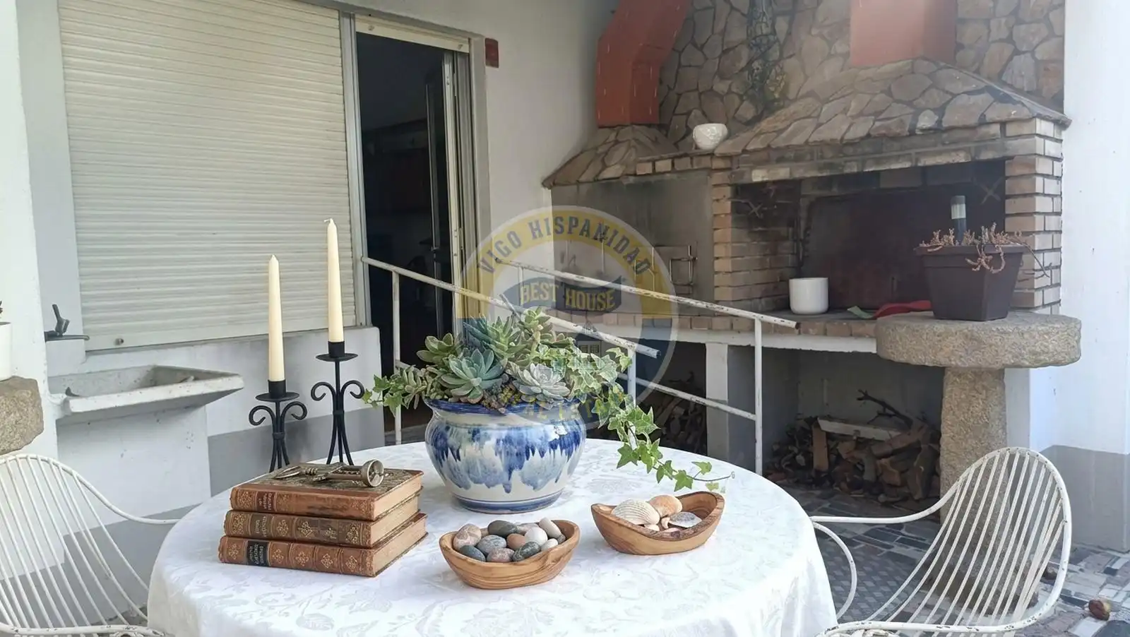 Terrassa de Casa o xalet en venda en Vigo  amb Calefacció, Traster i Moblat