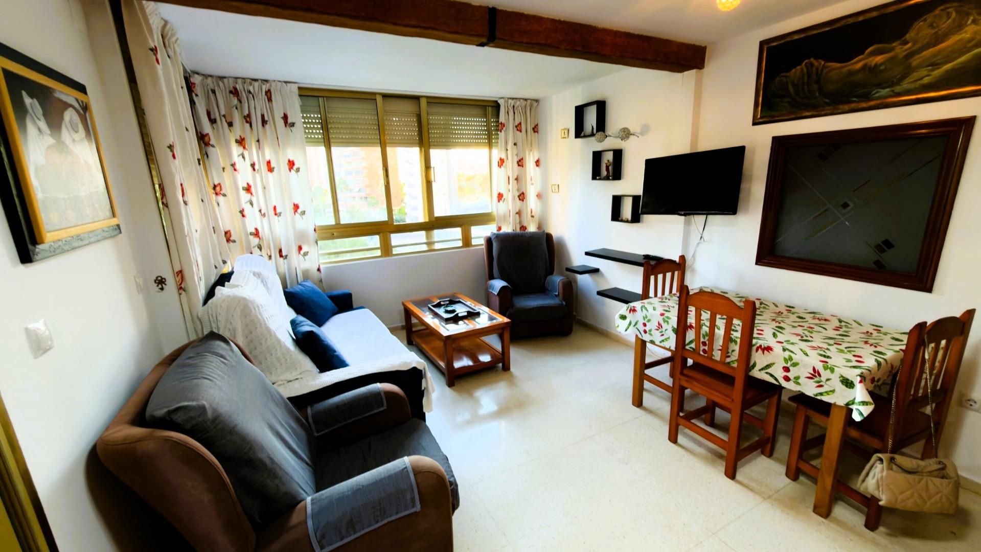 Sala d'estar de Apartament en venda en Benidorm amb Jardí privat i Piscina comunitària