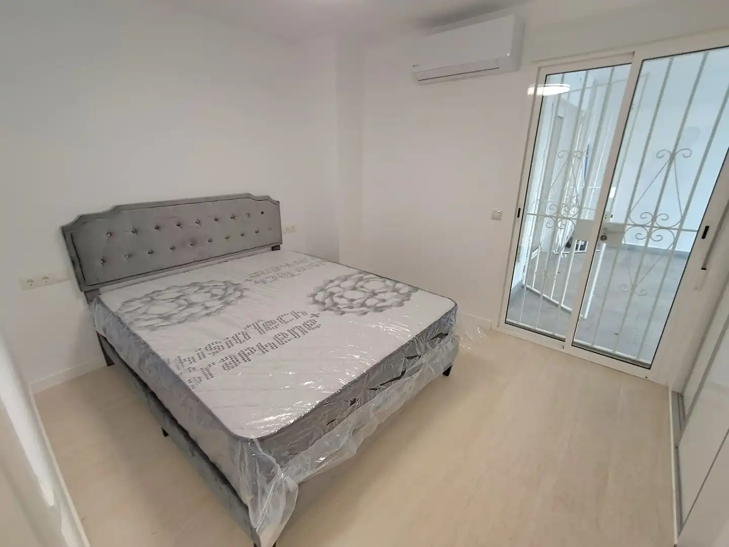 Habitación de Apartamento en venta en Benalmádena con Aire acondicionado, Calefacción y Jardín privado