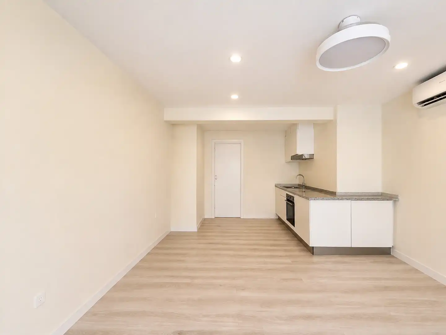 Kitchen of Office for sale in Barcelona  with Air Conditioner