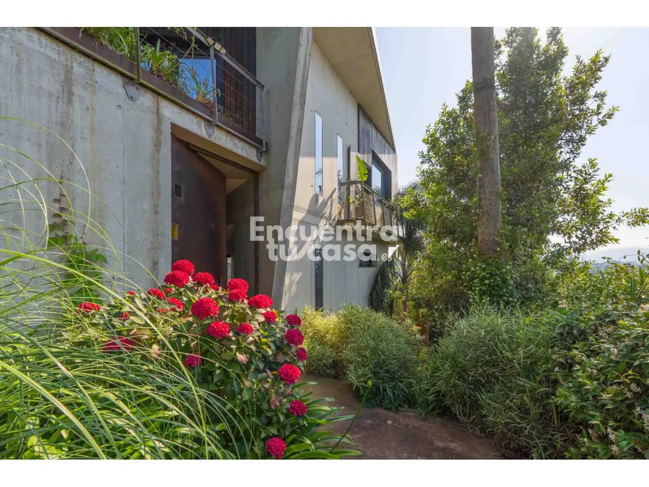 Vista exterior de Casa o xalet en venda en Donostia - San Sebastián  amb Jardí privat, Terrassa i Piscina
