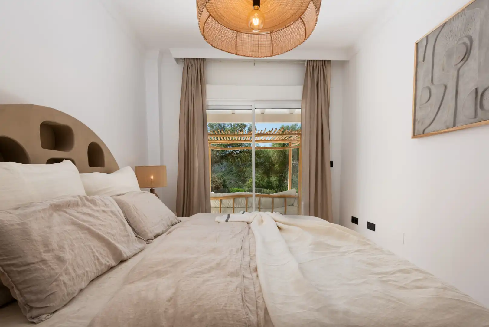 Schlafzimmer von Erdgeschoss zum Verkauf in Sotogrande mit Klimaanlage, Privatgarten und Terrasse