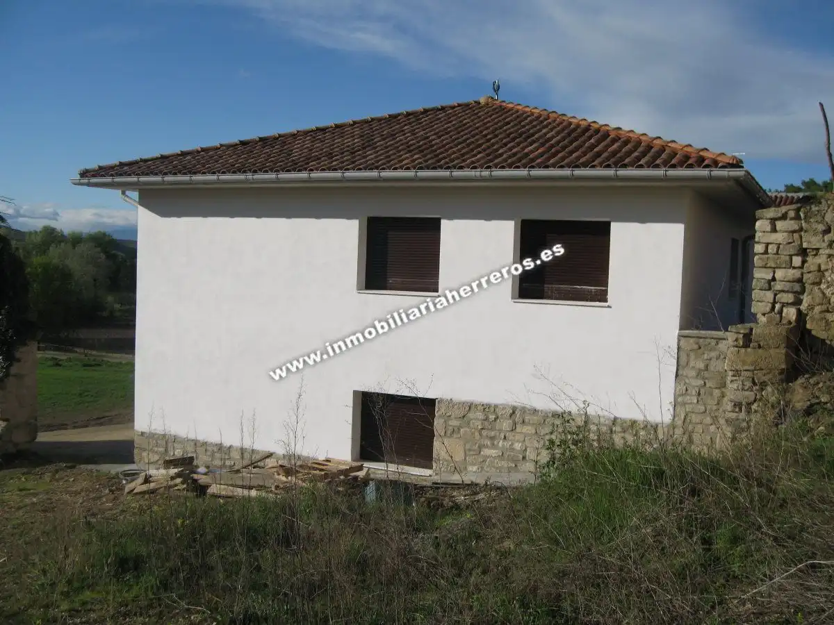 Vista exterior de Casa adosada en venta en Torres del Río con Calefacción