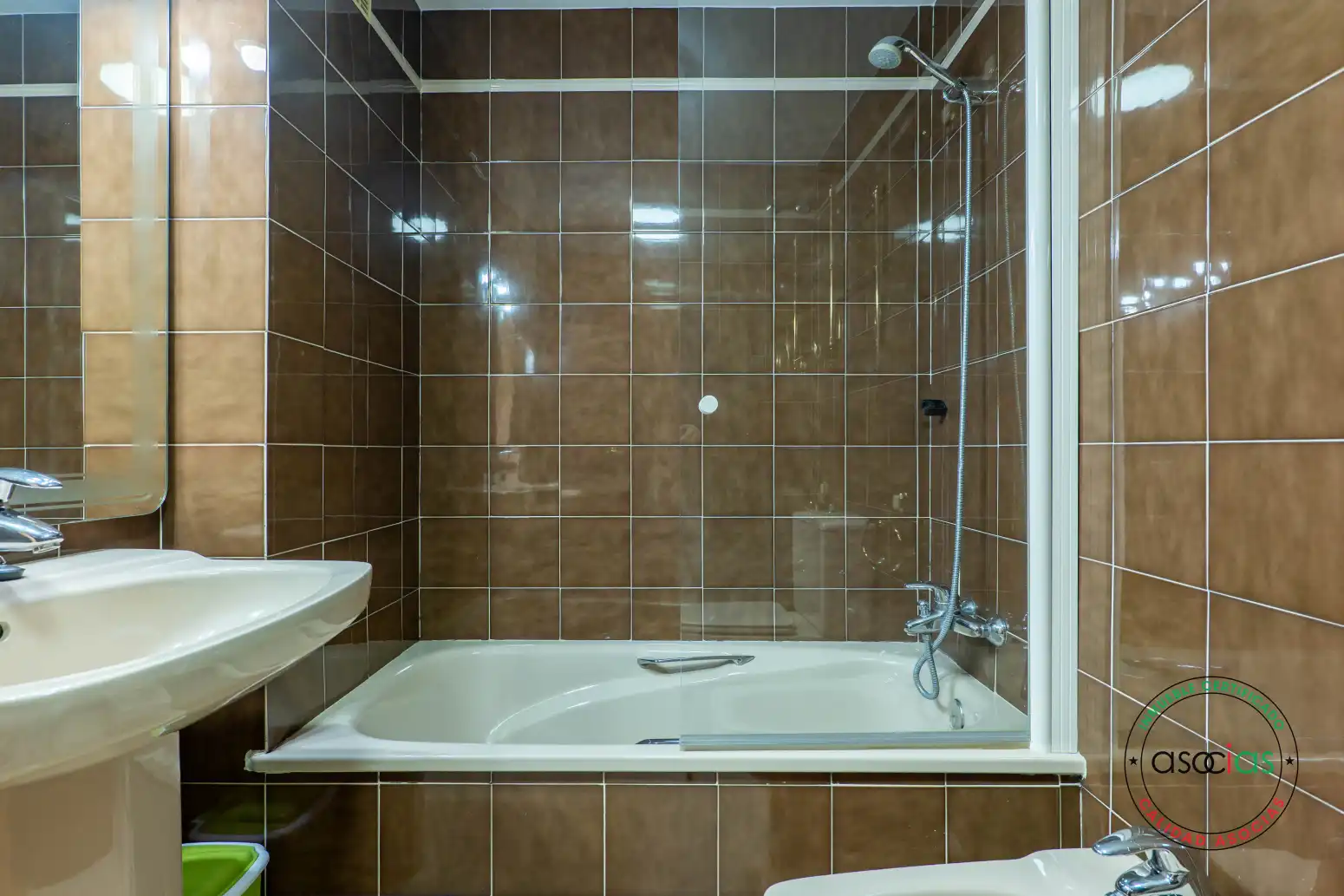 Bany de Pis en venda en Oviedo  amb Calefacció, Parquet i Terrassa