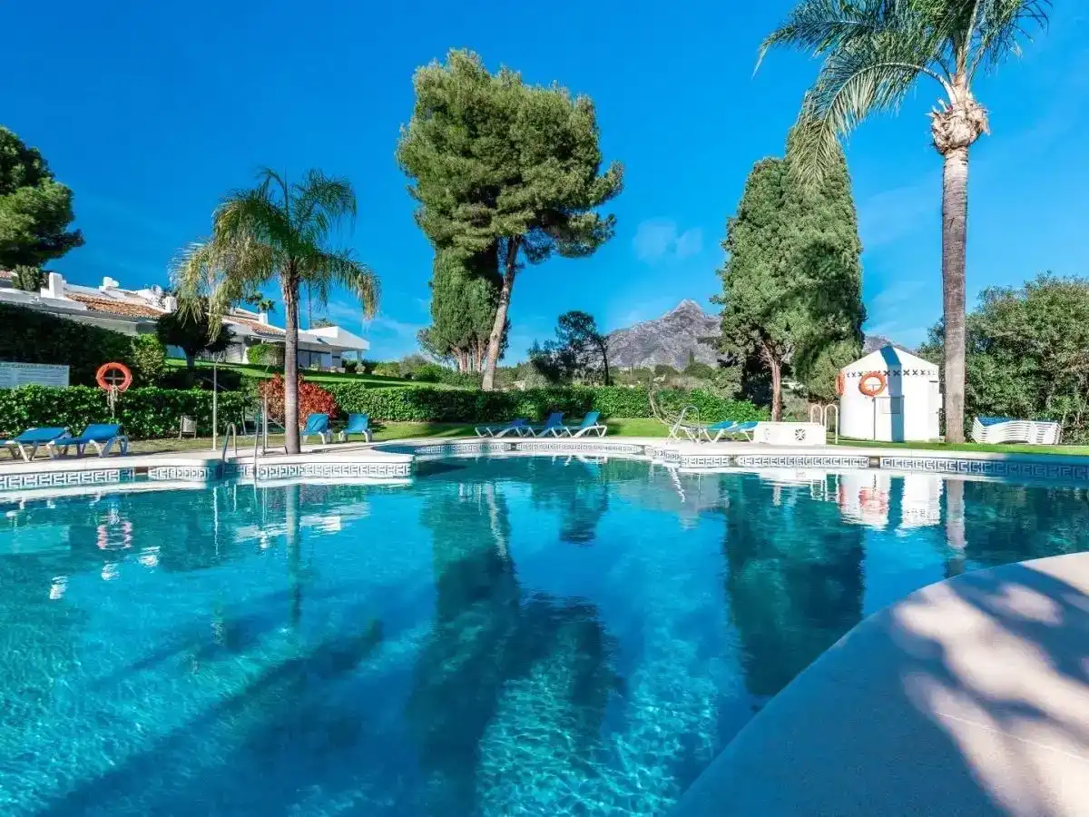 Piscina de Piso de alquiler en Marbella con Aire acondicionado, Jardín privado y Piscina