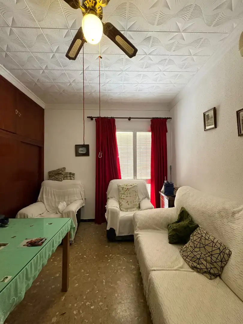 Sala de estar de Casa adosada en venta en Carmona con Aire acondicionado, Terraza y Amueblado