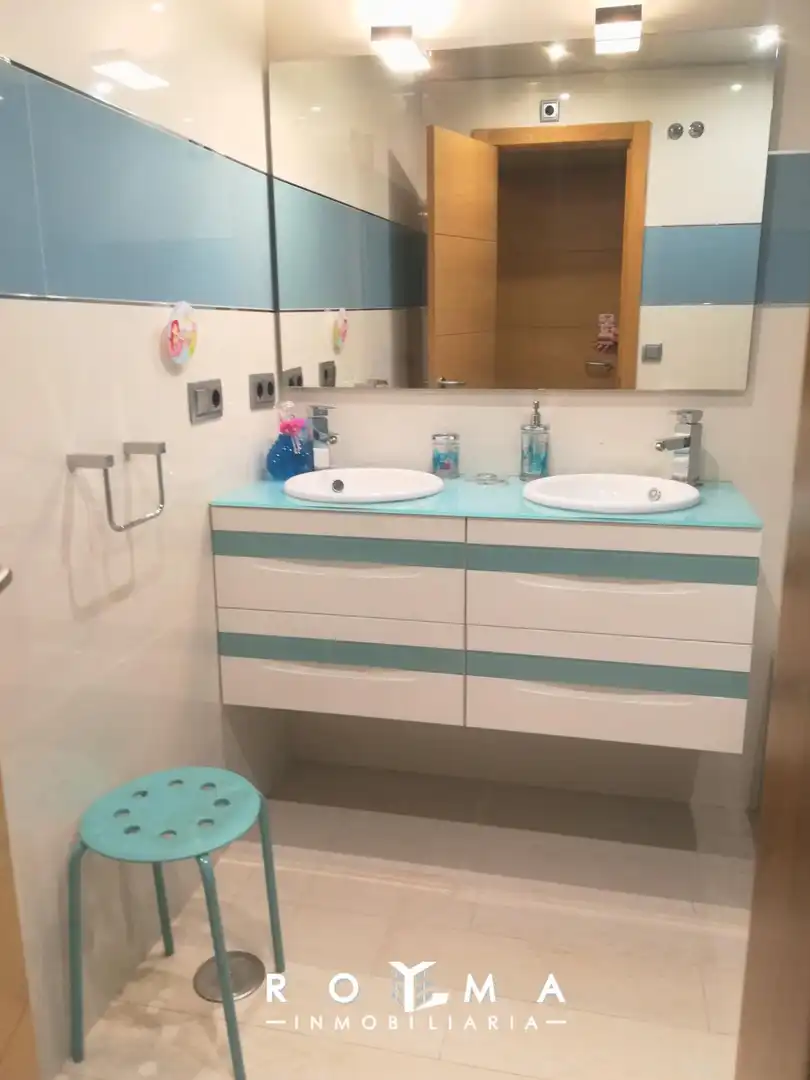 Bany de Casa adosada de lloguer en Dos Hermanas amb Aire condicionat, Calefacció i Parquet