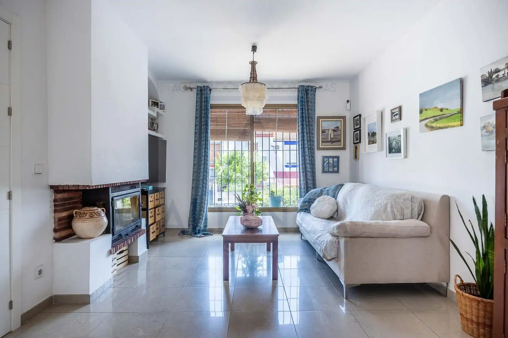 Wohnzimmer von Einfamilien-Reihenhaus zum Verkauf in Mairena del Aljarafe mit Klimaanlage und Privatgarten