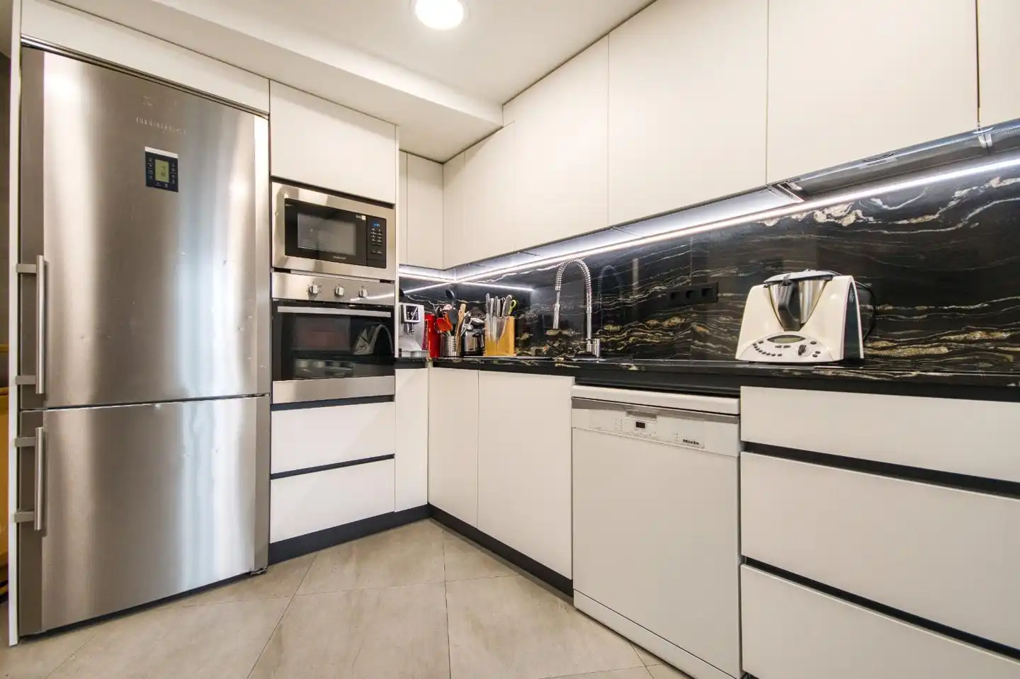 Cuina de Dúplex en venda en Majadahonda amb Aire condicionat, Calefacció i Terrassa